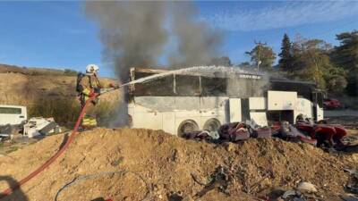 Hatay’ın Antakya ilçesinde, bir tamirhanede bulunan yolcu otobüsünde çıkan yangın,