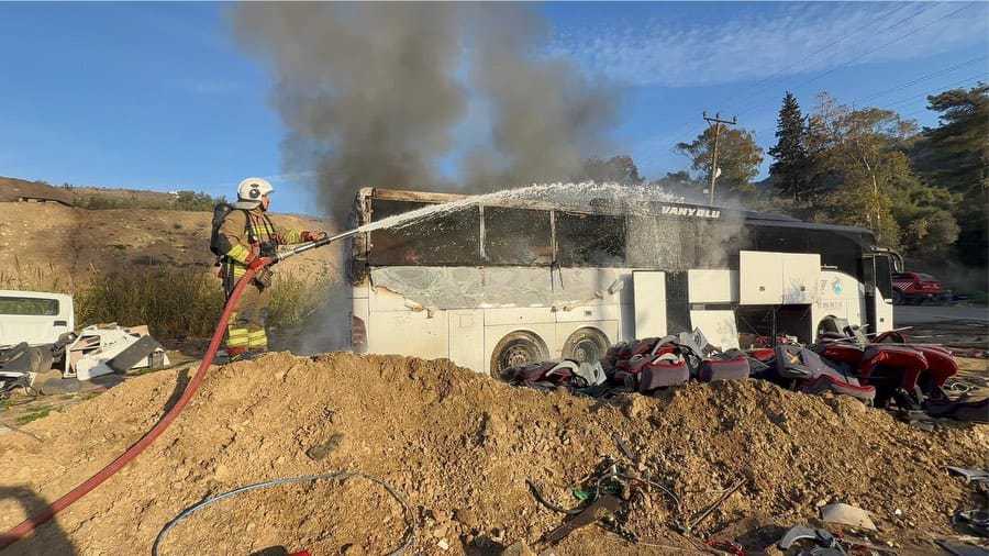 Hatay’ın Antakya ilçesinde, bir tamirhanede bulunan yolcu otobüsünde çıkan yangın,