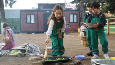 Hatay’da anaokulu öğrencileri, “Doğanın Rengi Çocuk Projesi” kapsamında doğayla iç