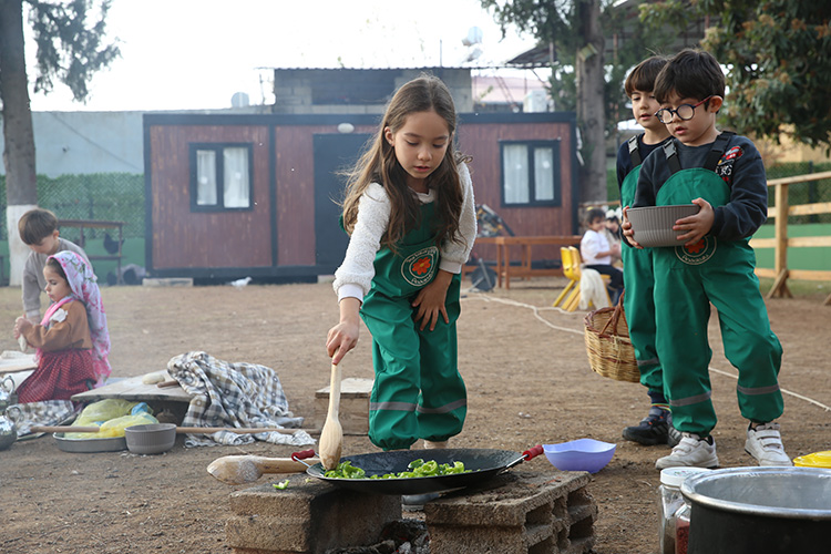 Hatay’da anaokulu öğrencileri, “Doğanın Rengi Çocuk Projesi” kapsamında doğayla iç