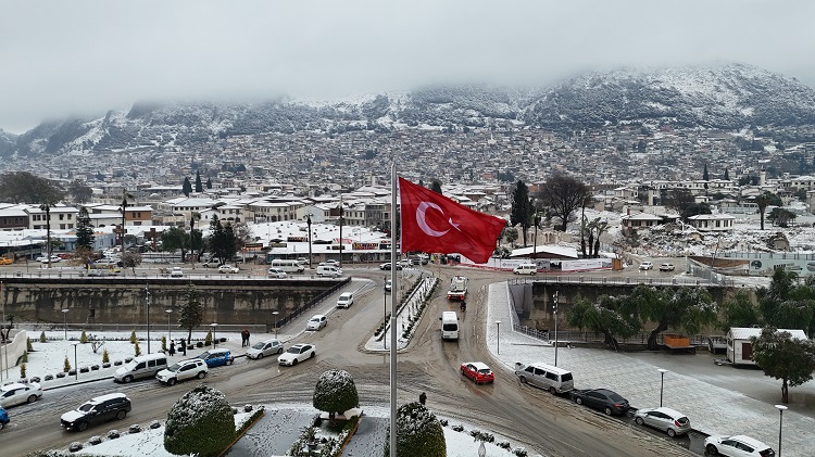 Hatay’da kış yeniden sert yüzünü göstermeye devam ediyor. Meteoroloji yetkililerine