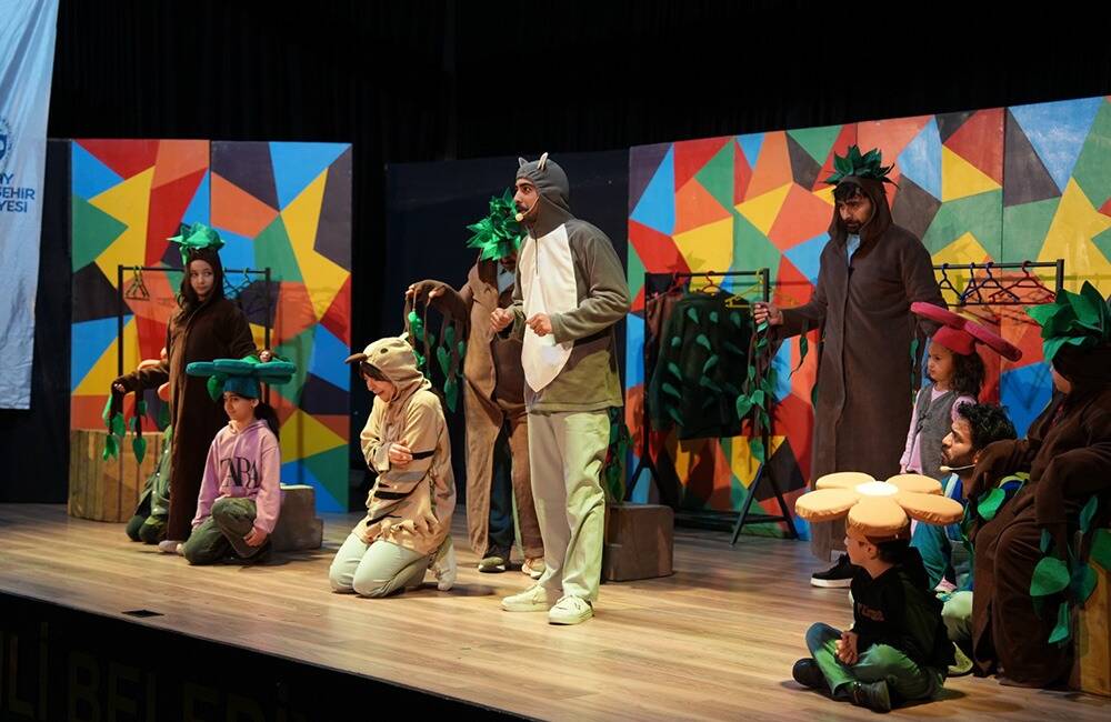 Hatay Büyükşehir Belediyesi (HBB) Tiyatrosu, Erdemli Belediyesinin davetiyle ücretsiz yarıyıl