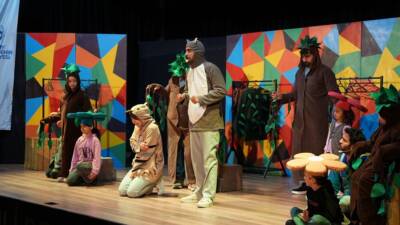 Hatay Büyükşehir Belediyesi (HBB) Tiyatrosu, Erdemli Belediyesinin davetiyle ücretsiz yarıyıl