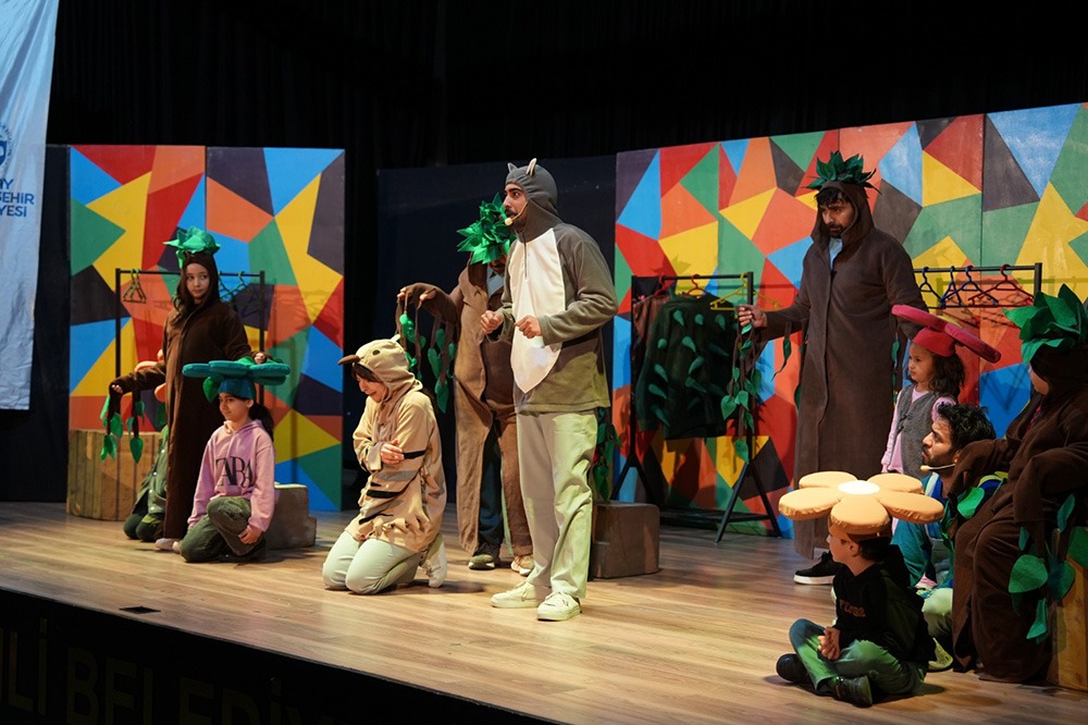 Hatay Büyükşehir Belediyesi (HBB) Tiyatrosu, Erdemli Belediyesinin davetiyle ücretsiz yarıyıl