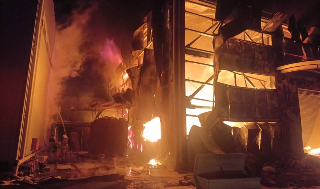 Antakya ilçesinde bir sünger deposunda çıkan yangın, kısa süreli paniğe