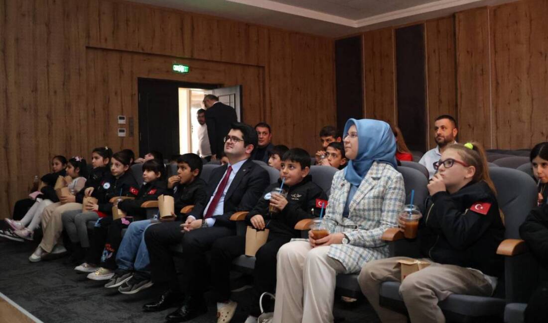 Hatay’ın Arsuz ilçesinde düzenlenen etkinlikte çocuklar, “Aslan Hürkuş 4: Hürjet