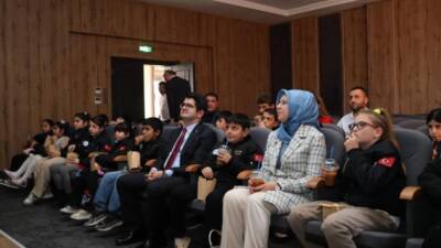 Hatay’ın Arsuz ilçesinde düzenlenen etkinlikte çocuklar, “Aslan Hürkuş 4: Hürjet