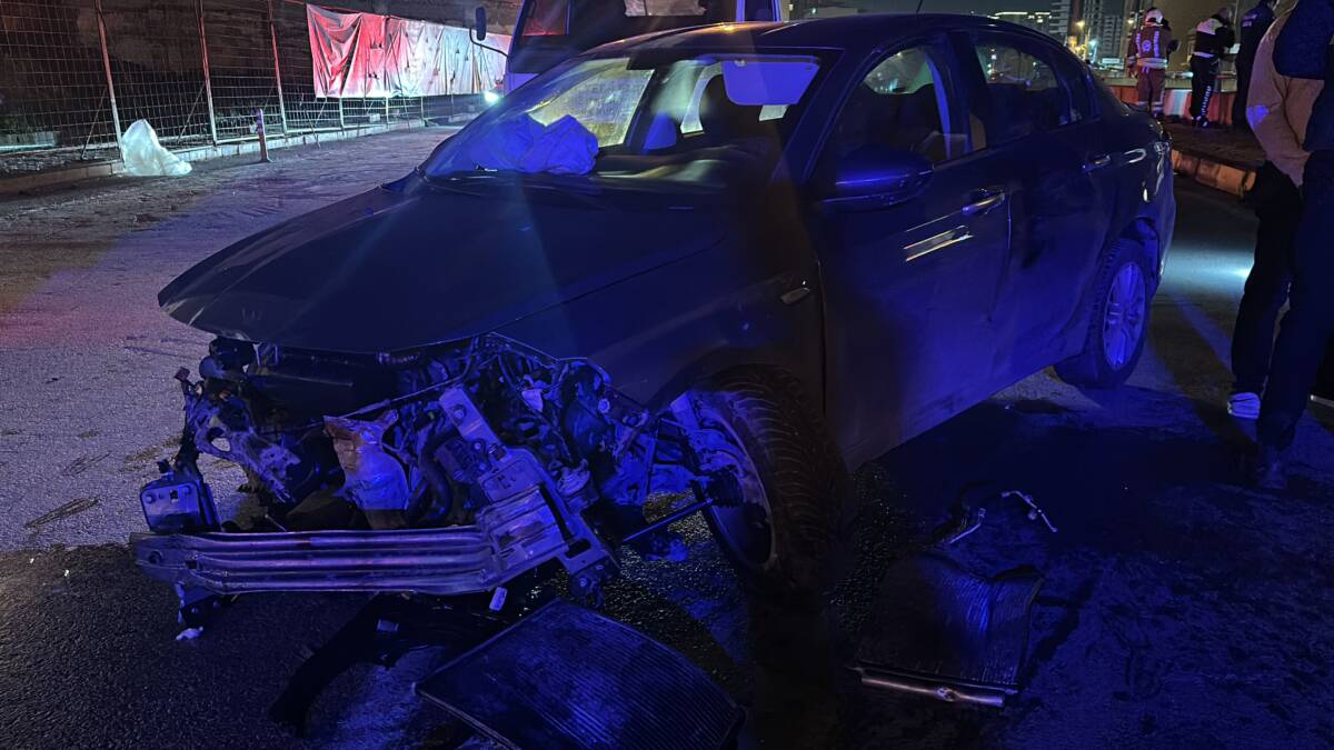Hatay’ın İskenderun ilçesinde meydana gelen trafik kazasında, bariyere çarpan otomobilin