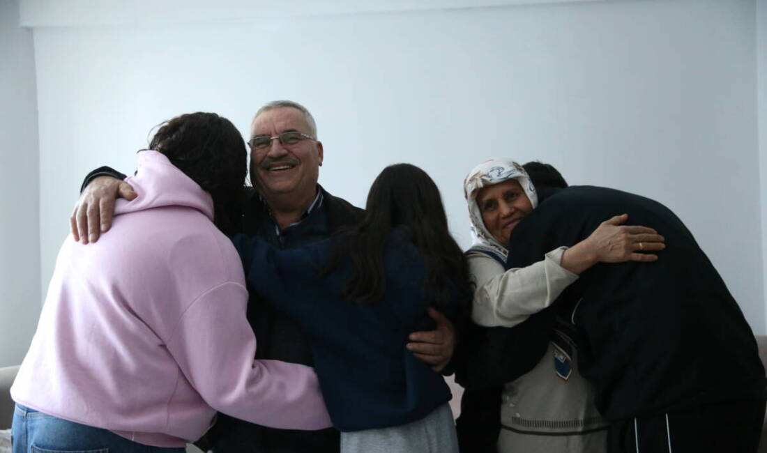 Hatay'da 6 Şubat 2023'teki depremlerde oğullarını ve gelinlerini kaybeden yaşlı