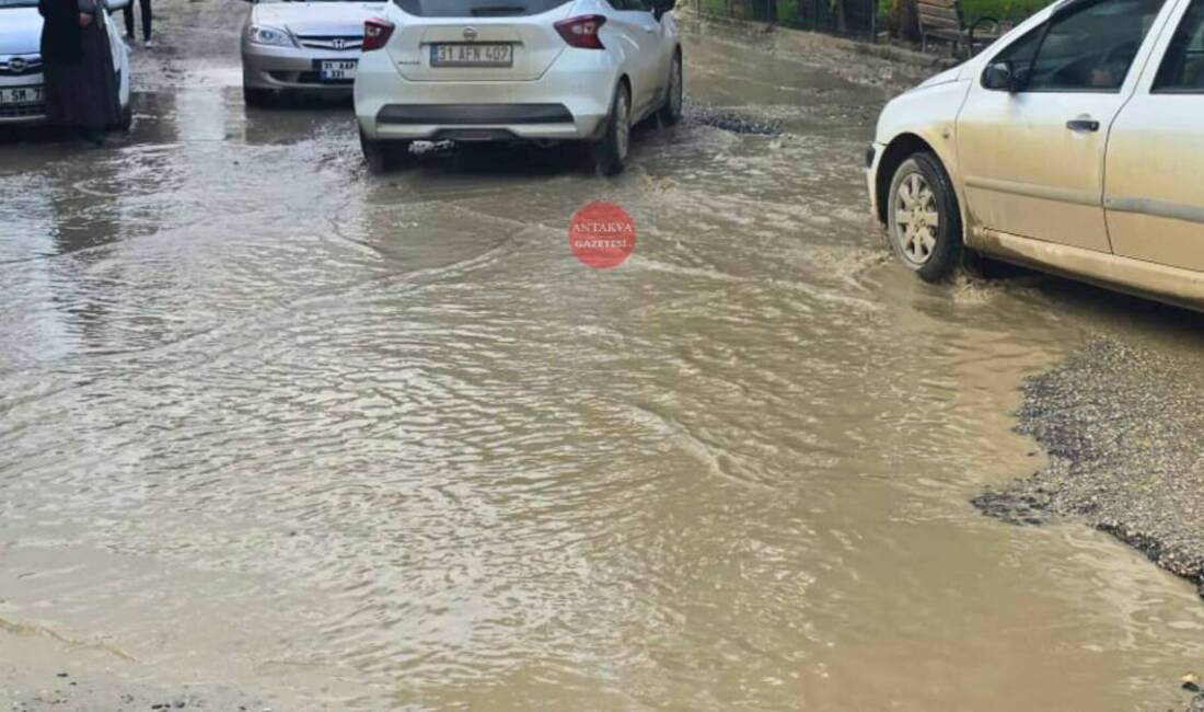 Defne ilçesi Uğur Mumcu Bulvarı’nın kapatılmasının ardından Çekmece Mahallesi üzerinden