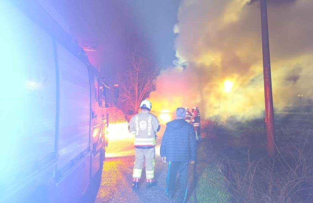 Hatay’ın Dörtyol ilçesinde seyir halindeki bir otomobilde çıkan yangın paniğe