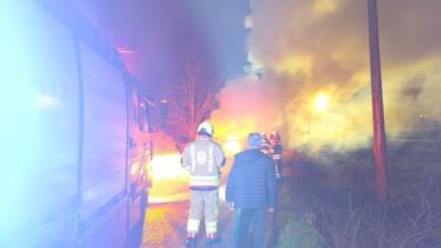 Hatay’ın Dörtyol ilçesinde seyir halindeki bir otomobilde çıkan yangın paniğe