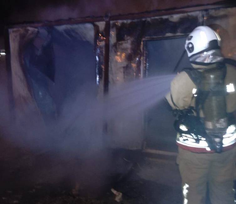 Hatay’ın Antakya ilçesinde bir konteynerde çıkan yangın, itfaiyenin hızlı müdahalesiyle