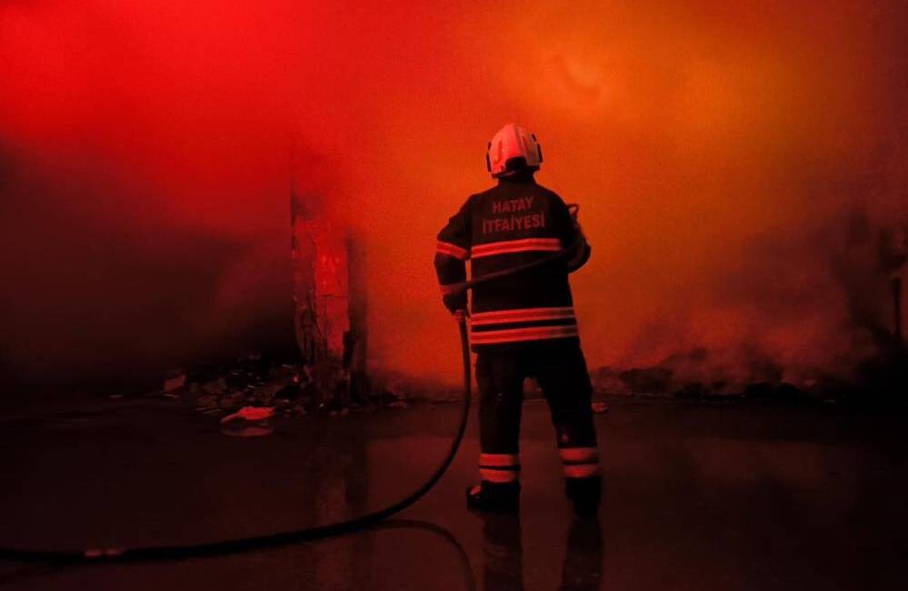 Hatay’ın İskenderun ilçesinde metruk bir binada çıkan yangın, ekiplerin zamanında