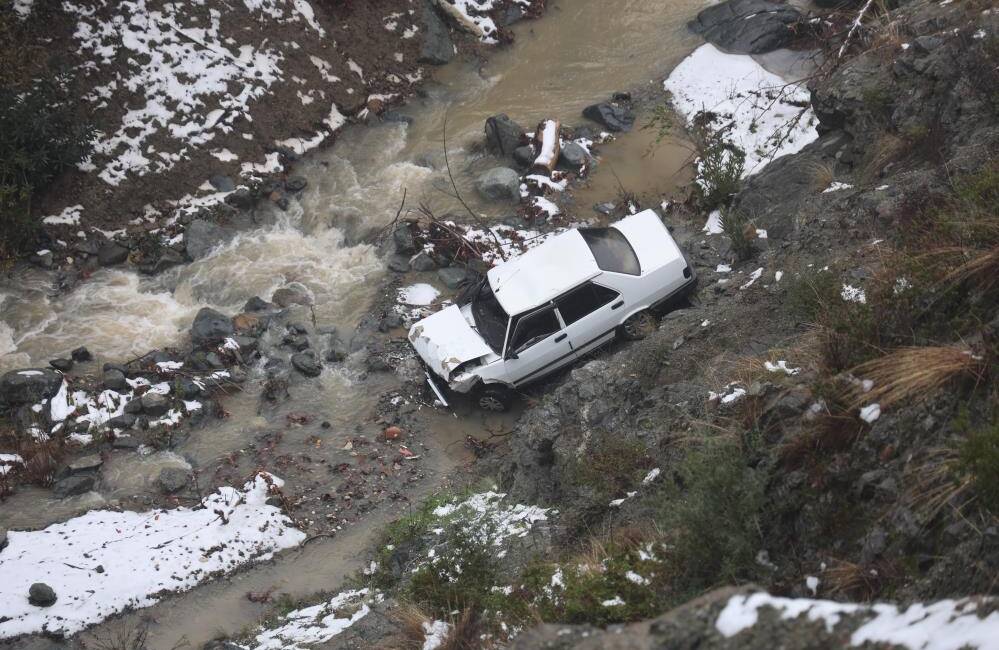 Hatay’da kayganlaşan yolda kontrolden çıkan Tofaş marka otomobil, metrelerce yükseklikten
