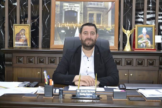 Samandağ Belediye Başkanı Emrah Karaçay, elektrik kesintileri nedeniyle Toroslar EDAŞ’a