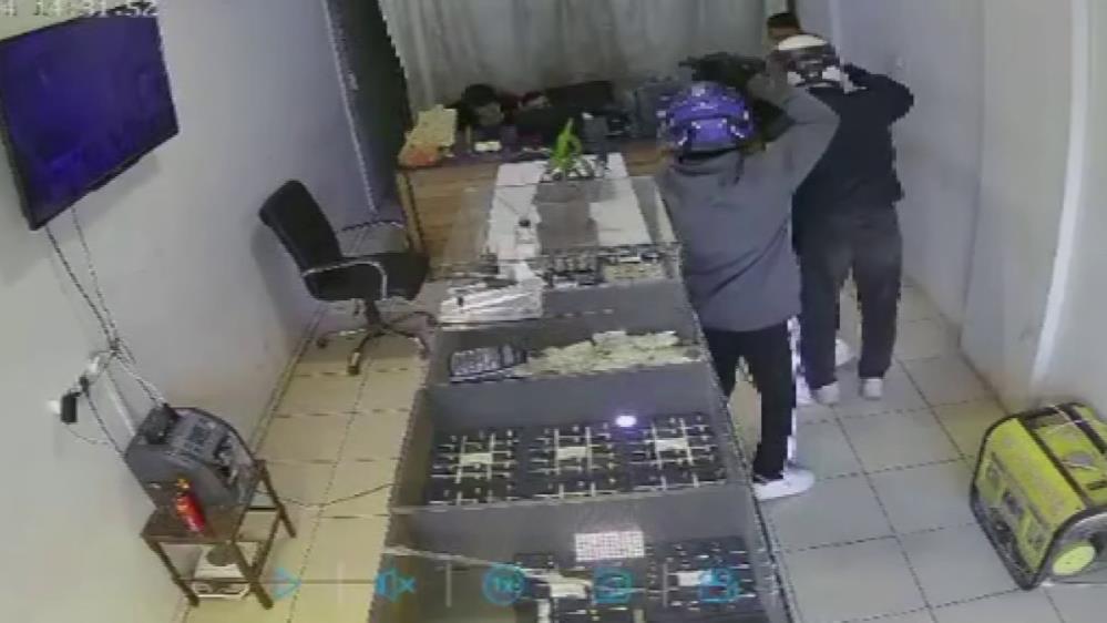 Hatay’ın Kırıkhan ilçesinde bir kuyumcuya yönelik gerçekleştirilen silahlı soygun, saniye