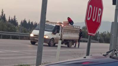 Hatay’da seyir halindeyken kamyonetin kasa bölümünde çıkan yangın, sürücünün dikkati