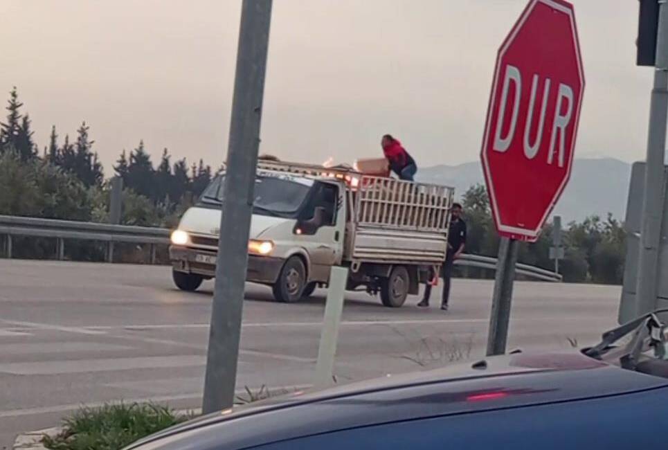Hatay’da seyir halindeyken kamyonetin kasa bölümünde çıkan yangın, sürücünün dikkati