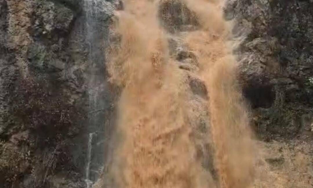 Hatay’ın Defne ilçesine bağlı Harbiye Mahallesi’nde bulunan Dekuk Şelalesi, taş