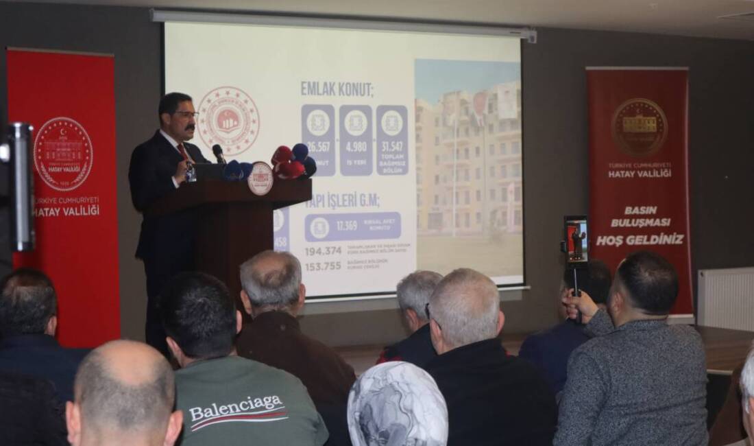 Hatay Valisi Mustafa Masatlı, basın mensuplarıyla bir araya geldiği toplantıda