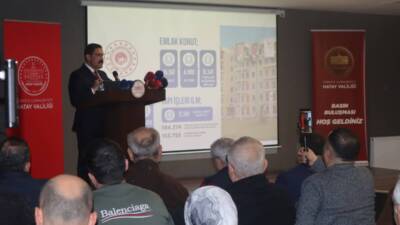 Hatay Valisi Mustafa Masatlı, basın mensuplarıyla bir araya geldiği toplantıda