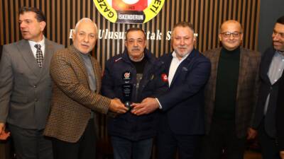 İskenderun Gazeteciler Cemiyeti (İGC) yönetimi, meslekte 50 yılı, yani yarım