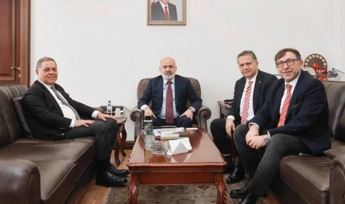 Kısa adı KGK olan Küresel Gazeteciler Konseyi’nin başkan ve yöneticilerinden