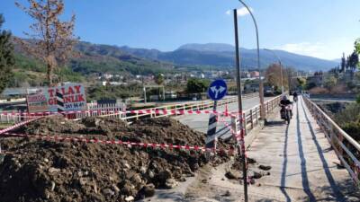 Defne ilçesinde Akdeniz ile Sümerler mahallelerini birbirine bağlayan köprünün kendiliğinden