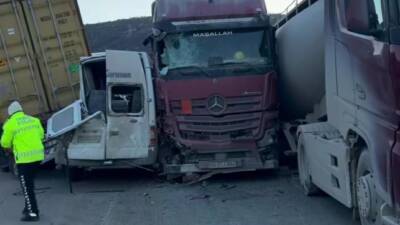 Hatay’ın Belen ilçesinde etkili olan buzlanma nedeniyle zincirleme trafik kazası
