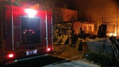 Hatay’ın Payas ilçesinde hurda malzemelerin bulunduğu alanda çıkan yangın, itfaiye