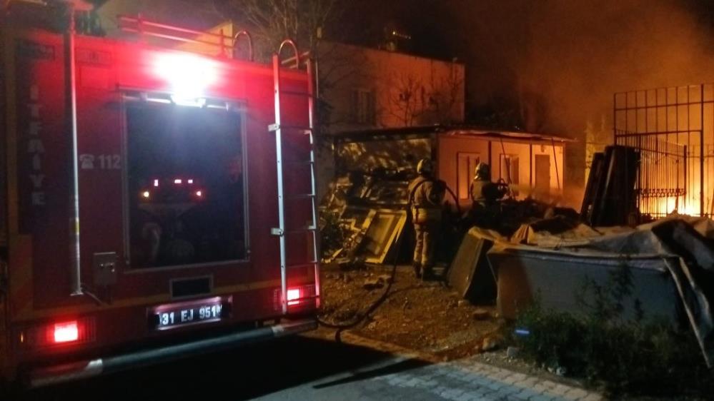 Hatay’ın Payas ilçesinde hurda malzemelerin bulunduğu alanda çıkan yangın, itfaiye