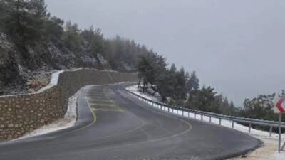 Antakya ile Arsuz’u birbirine bağlayan Serinyol–Madenli yolu, etkili olan kar