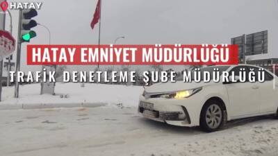 Hatay’da kar ve yağmur sonrası zorlaşan trafik koşullarında görev yapan