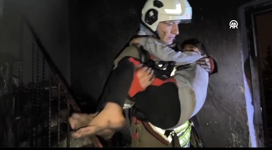 Hatay’ın Dörtyol ilçesinde 2 katlı bir binada çıkan yangın paniğe