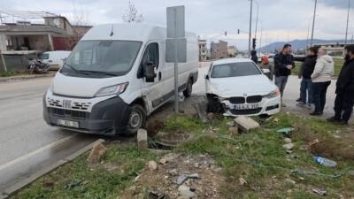 Hatay’ın Hassa ilçesinde FİAT marka minibüs ile BMW otomobilin çarpıştığı