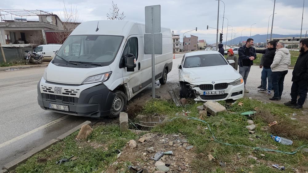 Hatay’ın Hassa ilçesinde FİAT marka minibüs ile BMW otomobilin çarpıştığı