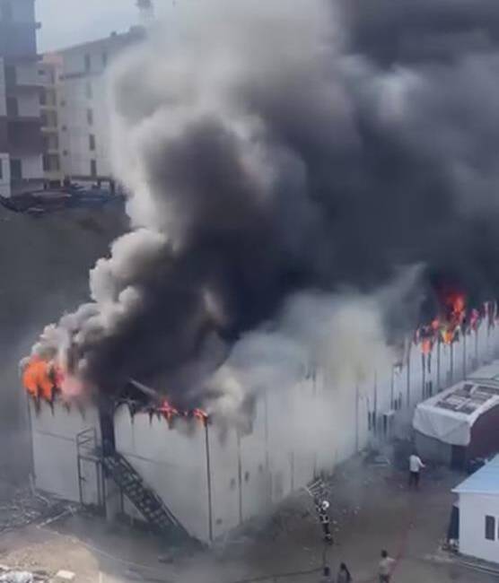 Hatay’ın Kırıkhan ilçesinde bir şantiye alanında inşaat işçilerinin kaldığı konteyner