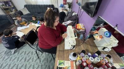 Hatay’da 6 Şubat 2023’teki depremlerde yıkılan evlerinin yerine hayırseverlerce yaptırılan