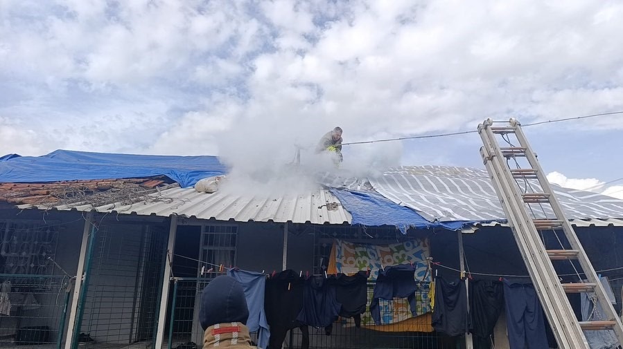 Hatay’ın Dörtyol ilçesinde bir müstakil evin çatı katında çıkan yangın,