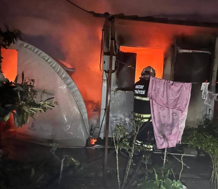 Altınözü’nde depremzede bir ailenin barındığı konteyner, alevlere teslim oldu. Tepehan