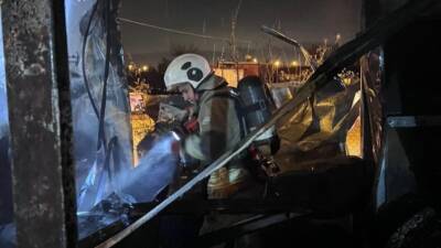 Hatay’da depremzede bir ailenin yaşamını sürdürdüğü konteyner çıkan yangında tamamen