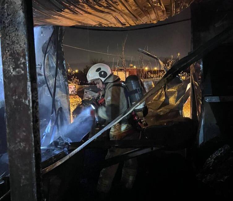 Hatay’da depremzede bir ailenin yaşamını sürdürdüğü konteyner çıkan yangında tamamen