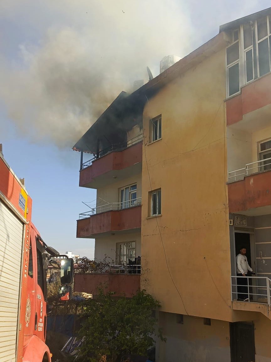 Hatay’ın merkez ilçesi Antakya’da bir apartman dairesinde çıkan yangın, itfaiye