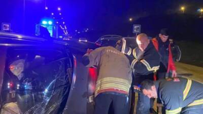 Hatay’ın Defne ilçesinde meydana gelen trafik kazasında, vidanjöre çarpan otomobilin