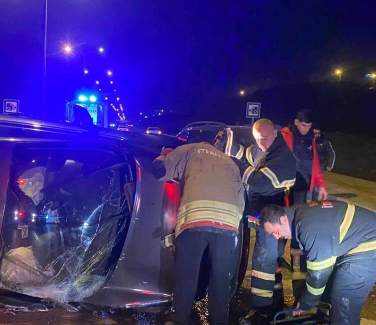 Hatay’ın Defne ilçesinde meydana gelen trafik kazasında, vidanjöre çarpan otomobilin