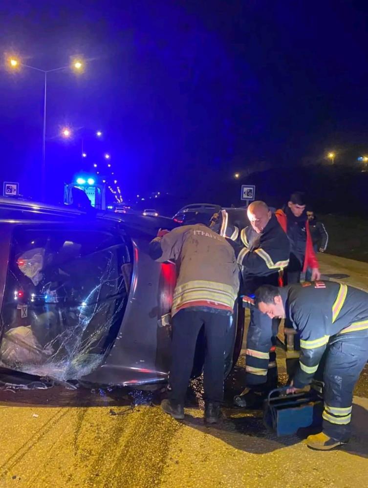 Hatay’ın Defne ilçesinde meydana gelen trafik kazasında, vidanjöre çarpan otomobilin