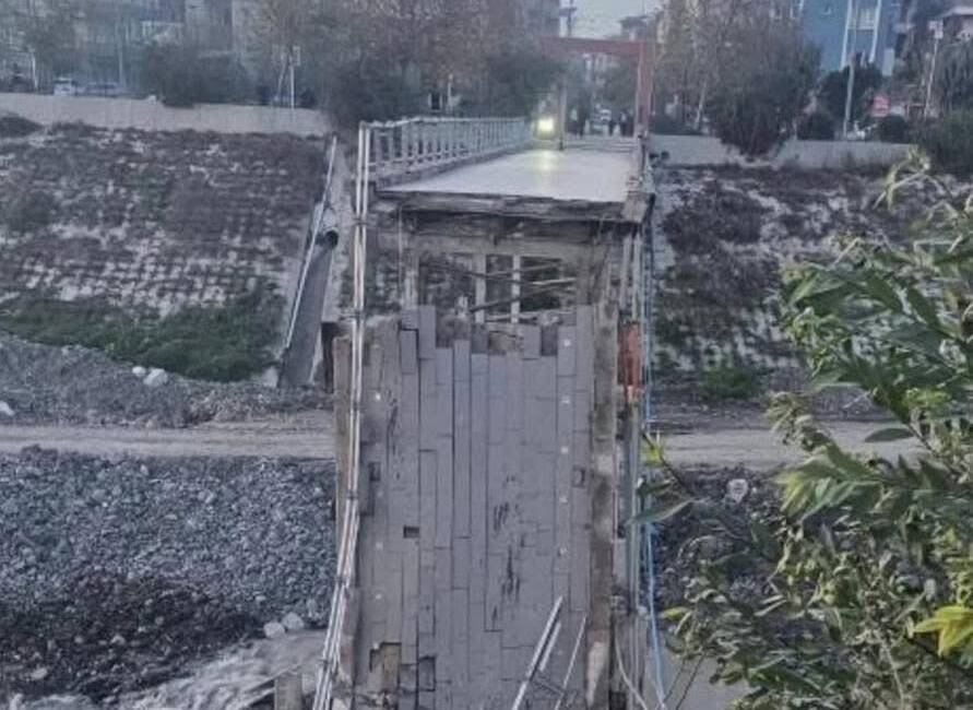 Defne’de Akdeniz ile Sümerler mahallelerini birbirine bağlayan Asi Nehri üzerindeki