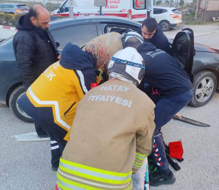 Hatay’ın Antakya ilçesinde iki otomobilin çarpıştığı trafik kazası, saniye saniye