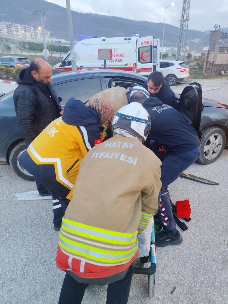 Hatay’ın Antakya ilçesinde iki otomobilin çarpıştığı trafik kazası, saniye saniye